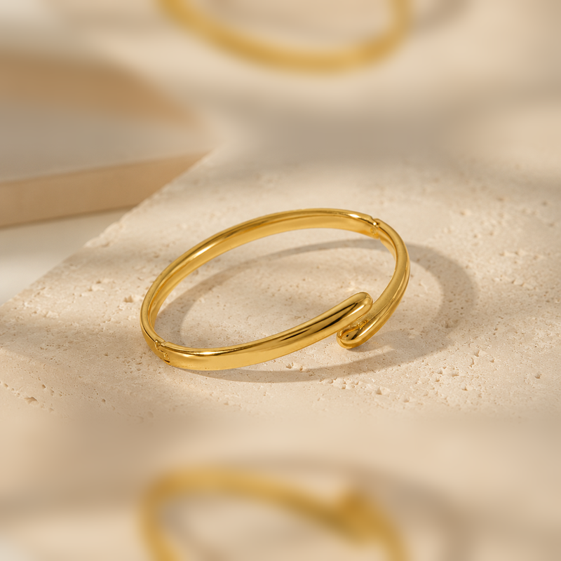 Abbraccio Crossover Bangle