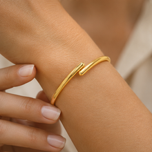 Abbraccio Crossover Bangle