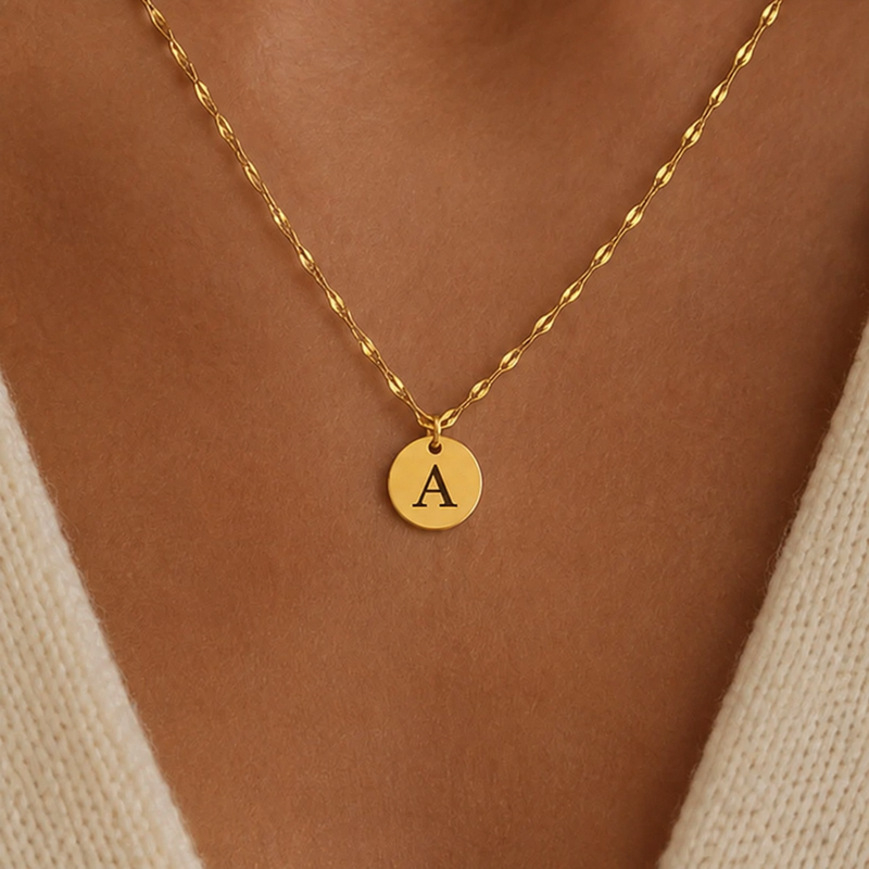Lettera Initial Necklace — detailfoto