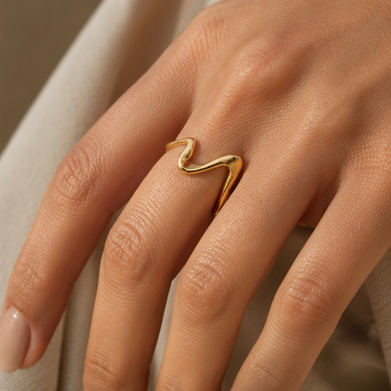 Lampo Chevron Open Ring — detail view