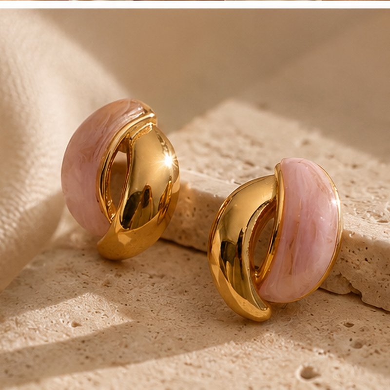 Mezzaluna Resin Stud Earrings — Detailansicht