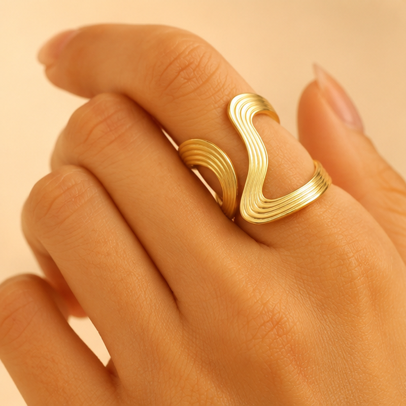 Riccio Ridged Wave Ring — detail view