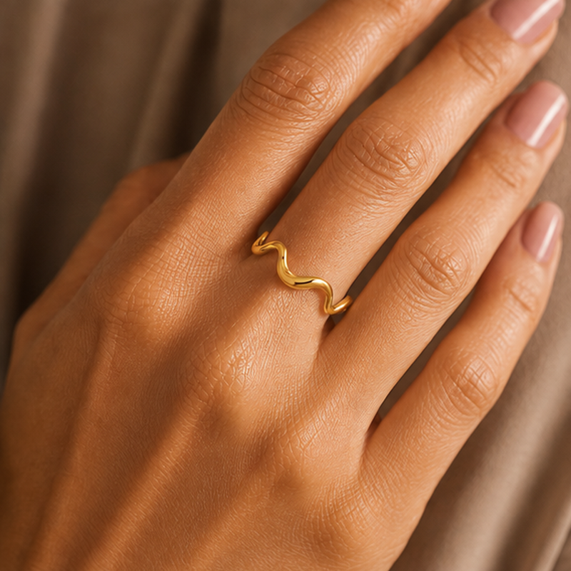 Sinuosa Wave Open Ring — detail view