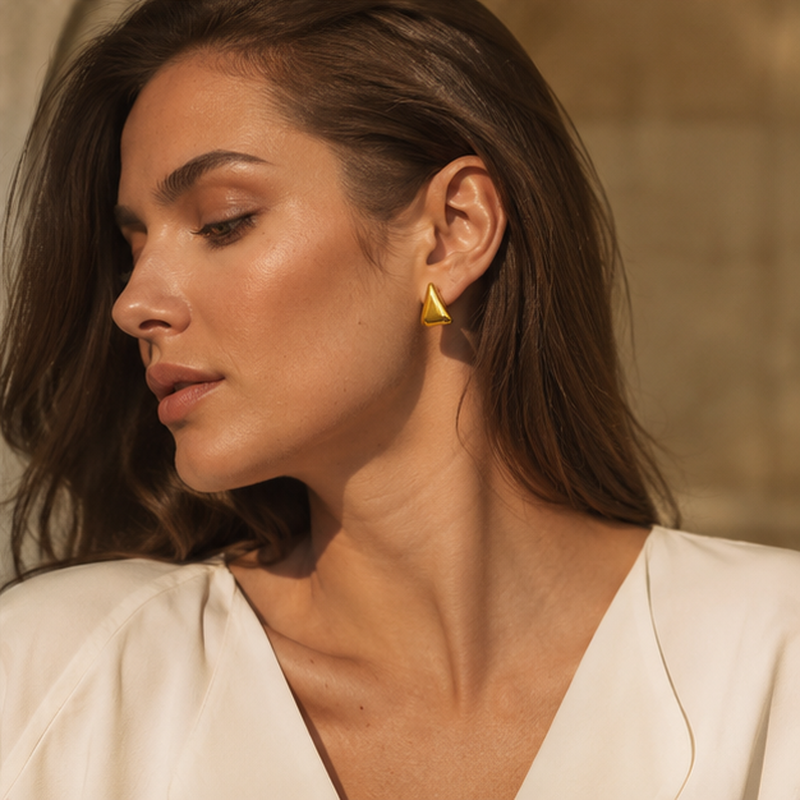 Vela Triangle Stud Earrings — Detailansicht