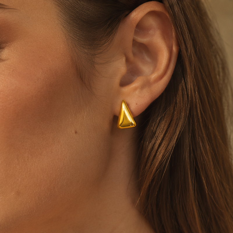 Vela Triangle Stud Earrings — Detailansicht