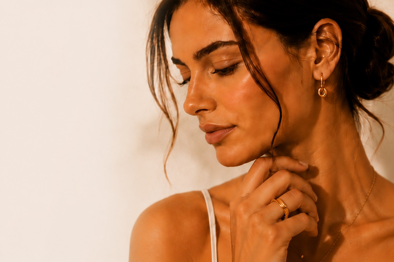 Model met gouden oorbellen van Rachel's Corner
